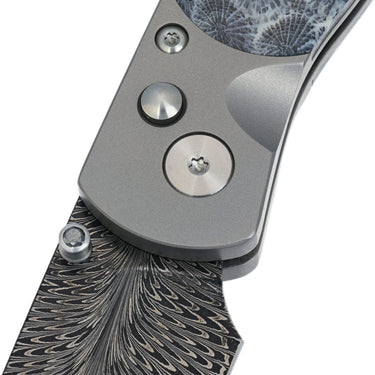 El Rey Feather Damascus Button Lock – Black Fossil Coral & Black Diamond Thumb Stud — close-up